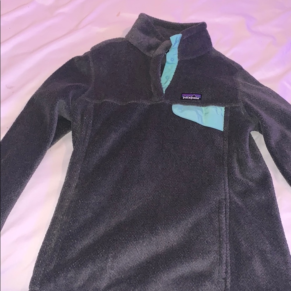 Nice Patagonia grey with blue details pullover!